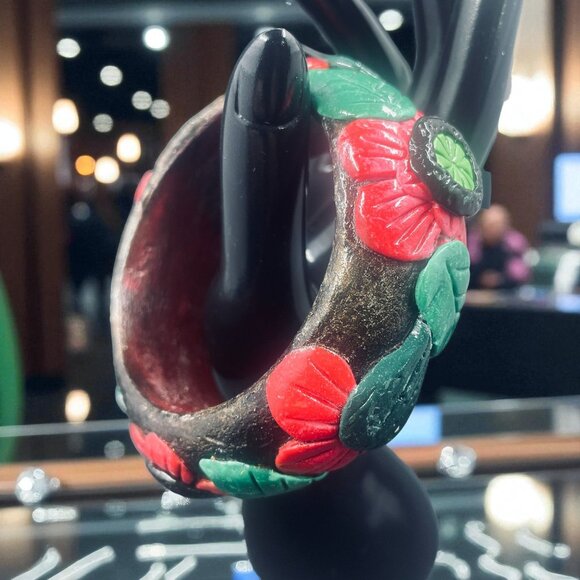 Vintage Hand Carved Wooden Floral Flower Leaf Bangle Bracelet Red Green Boho - Picture 1 of 7